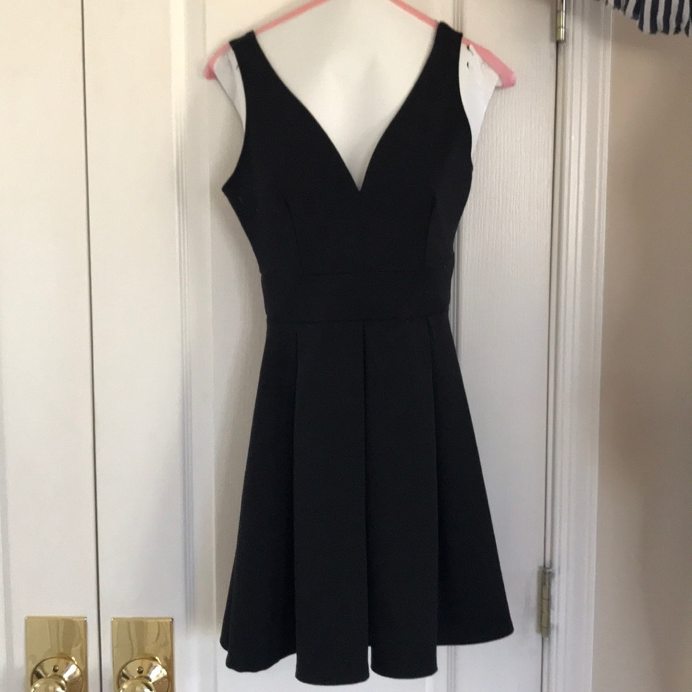 Eight Sixty black vneck dress sz XS inverted pleat